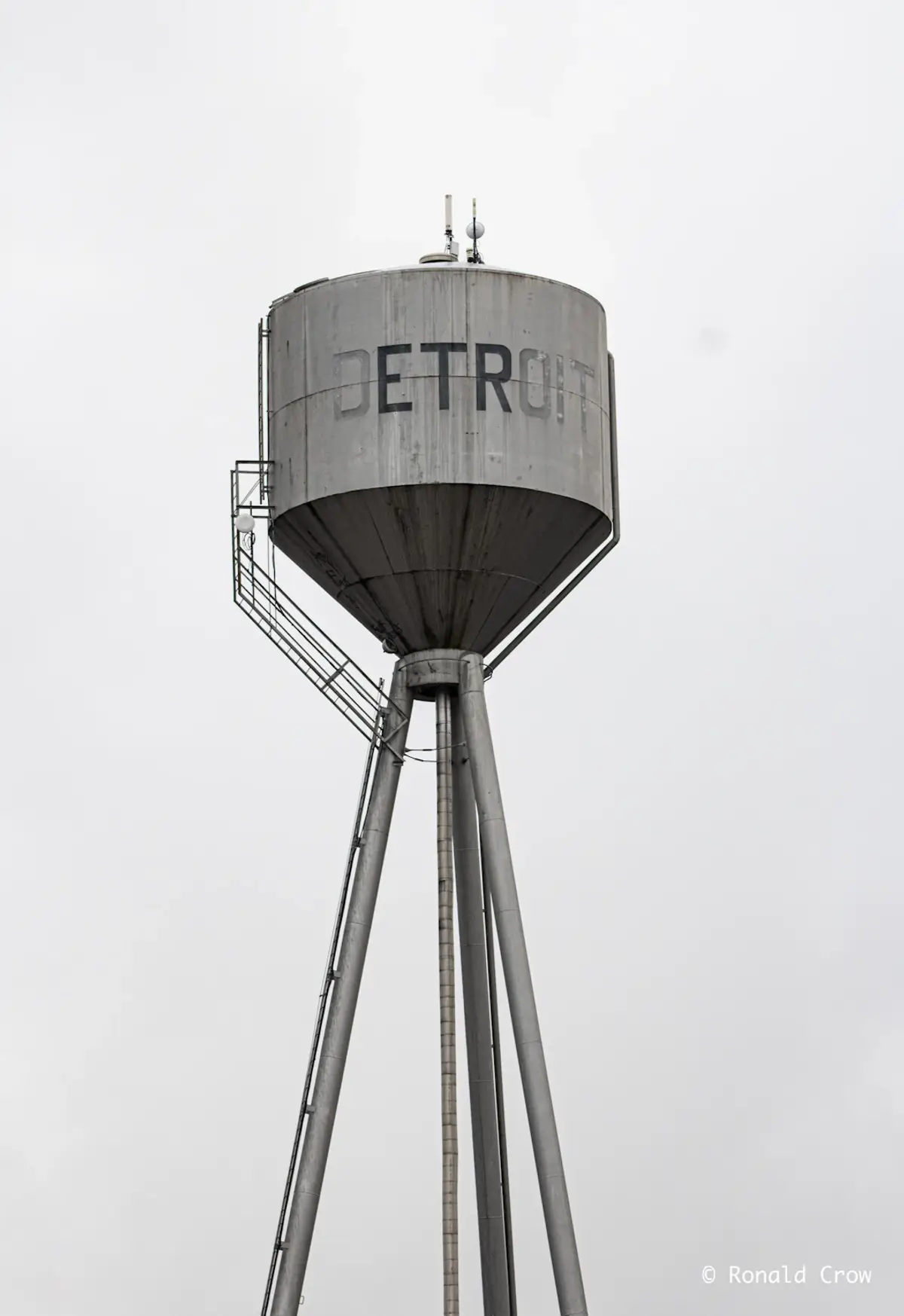 A water tower with the word Detroit written on it.
